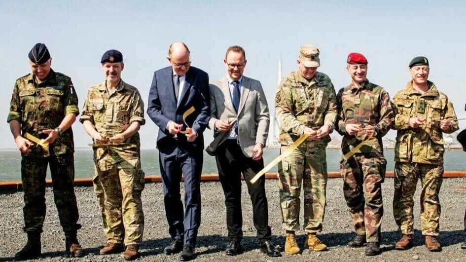 Esbjergs borgmester i selskab med bl.a. en række militærattachéer fra andre europæiske lande. Pressefoto.
