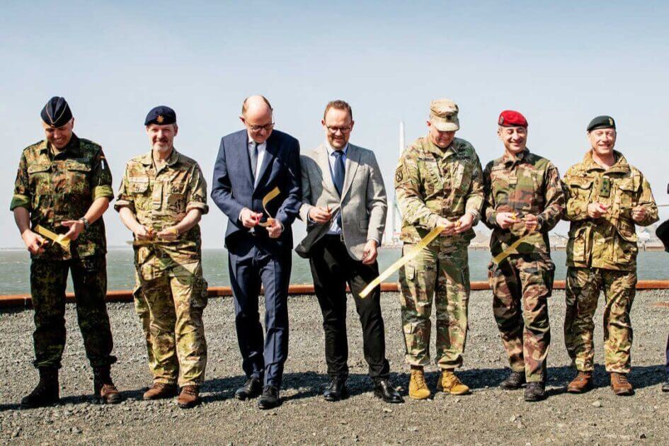 Esbjergs borgmester i selskab med bl.a. en række militærattachéer fra andre europæiske lande. Pressefoto.