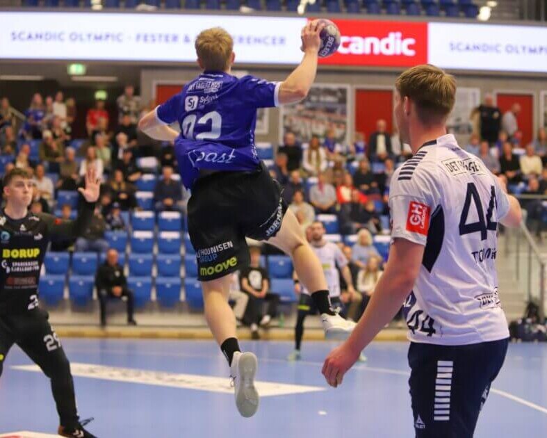 Sune Iversen fra Ribe-Esbjerg HH på spring. Foto: Johnny Tauman.