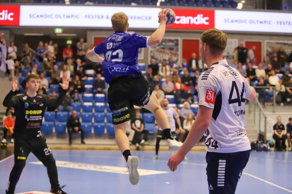 Sune Iversen fra Ribe-Esbjerg HH på spring. Foto: Johnny Tauman.