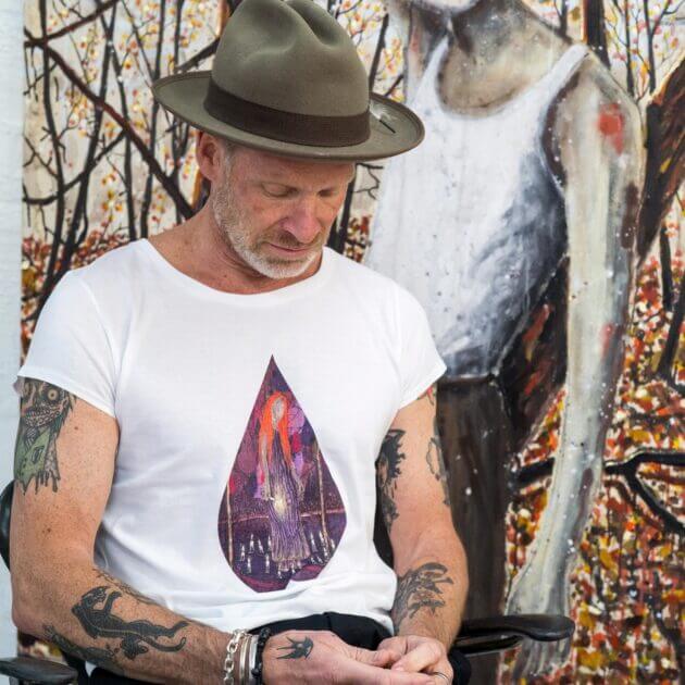 Kunstneren René Holm står bag motivet på årets t-shirt. Foto. Susy Grundahl.