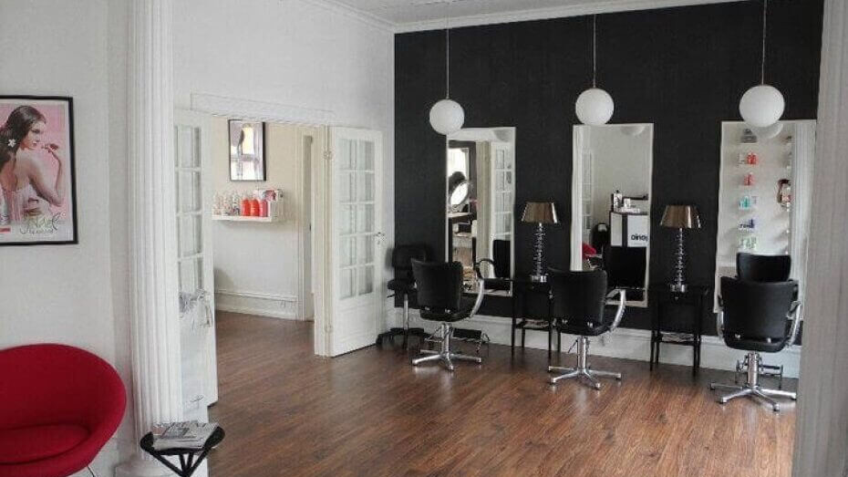 Sådan så salonen ud, da den åbnede for snart mange år siden. Privatfoto.