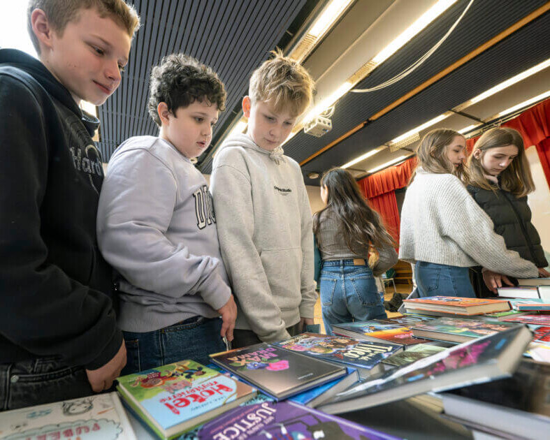 Eleverne på Danmarksgades Skole kunne med det samme tage et kig på et udvalg af de spændende nye bøger, som de var blevet introduceret til. Pressefoto.