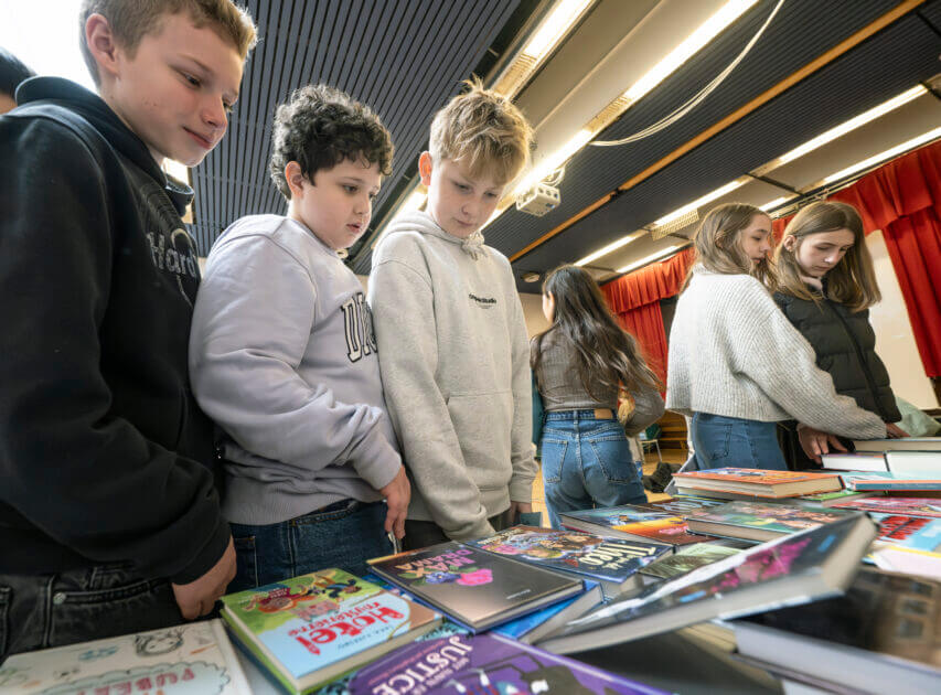 Eleverne på Danmarksgades Skole kunne med det samme tage et kig på et udvalg af de spændende nye bøger, som de var blevet introduceret til. Pressefoto.