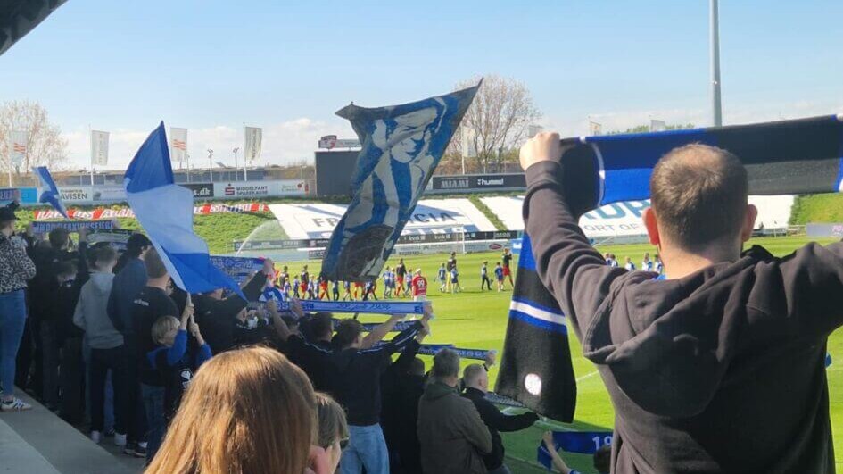 Der var som vanligt god opbakning på udebanetribunen. Foto: Bastionen.