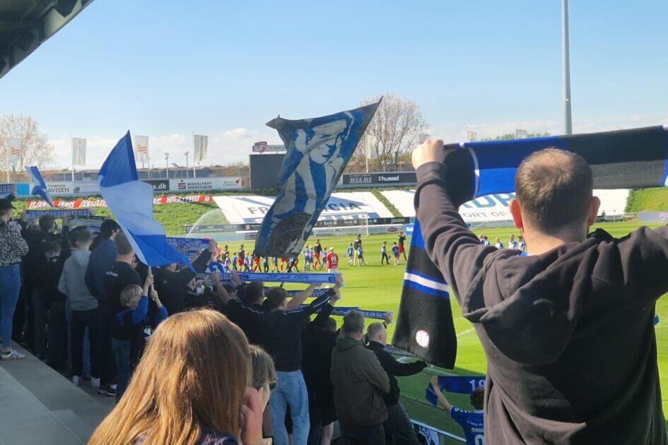 Der var som vanligt god opbakning på udebanetribunen. Foto: Bastionen.