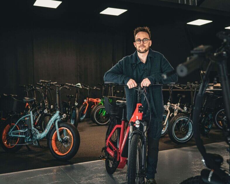 Emil Maigaard fra Efuture omgivet af cykler med både brede og smallere dæk. Arkivfoto: Fjodor Pedersen.