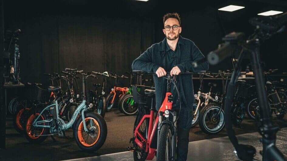 Emil Maigaard fra Efuture omgivet af cykler med både brede og smallere dæk. Arkivfoto: Fjodor Pedersen.