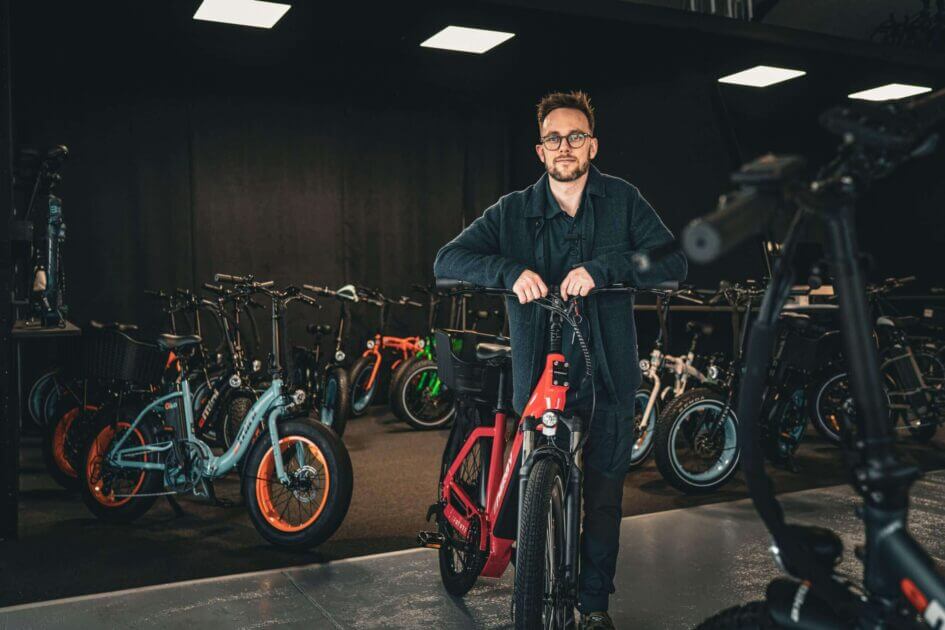 Emil Maigaard fra Efuture omgivet af cykler med både brede og smallere dæk. Arkivfoto: Fjodor Pedersen.