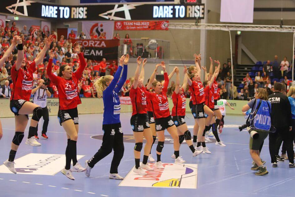 Team Esbjerg takkede og jublede med hjemmepublikummet. Foto: Johnny Tauman.