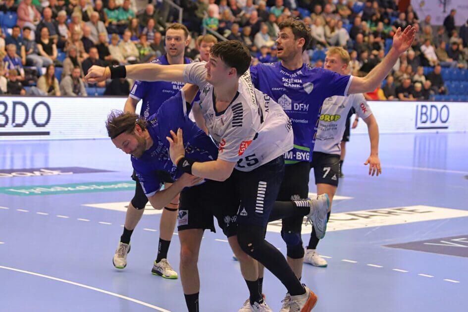 Kontant forsvarspil af Ribe-Esbjerg HH. Foto: Johnny Tauman.