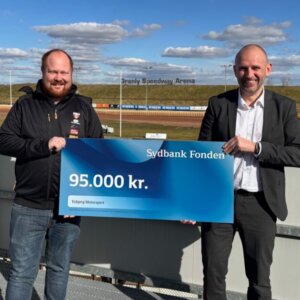 Mads Kølbæk, formand EMS (tv) og Søren M. Nielsen, filialchef i Sydbank. Pressefoto.