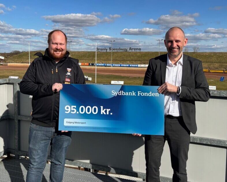 Mads Kølbæk, formand EMS (tv) og Søren M. Nielsen, filialchef i Sydbank. Pressefoto.