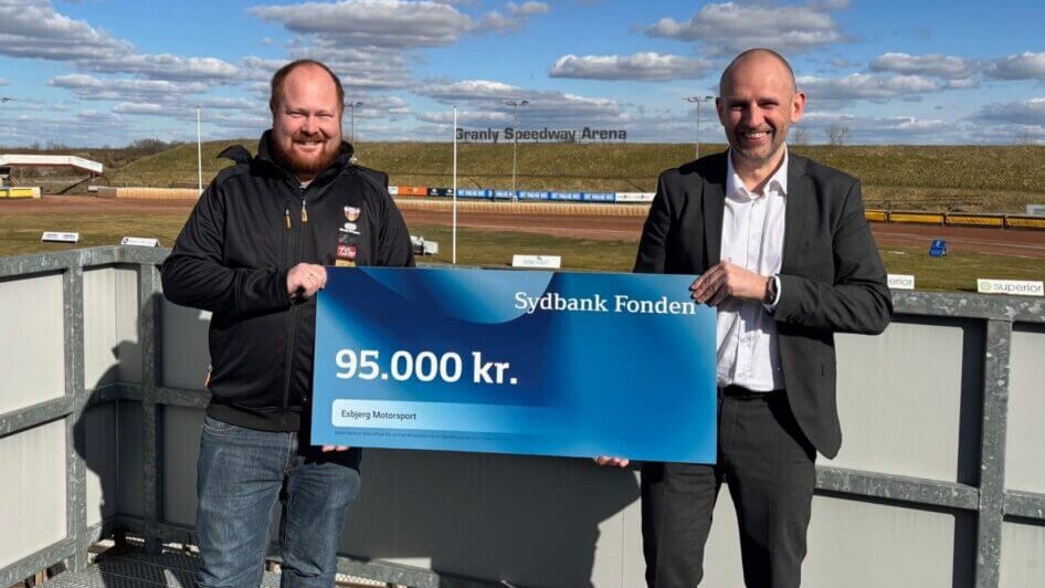 Mads Kølbæk, formand EMS (tv) og Søren M. Nielsen, filialchef i Sydbank. Pressefoto.