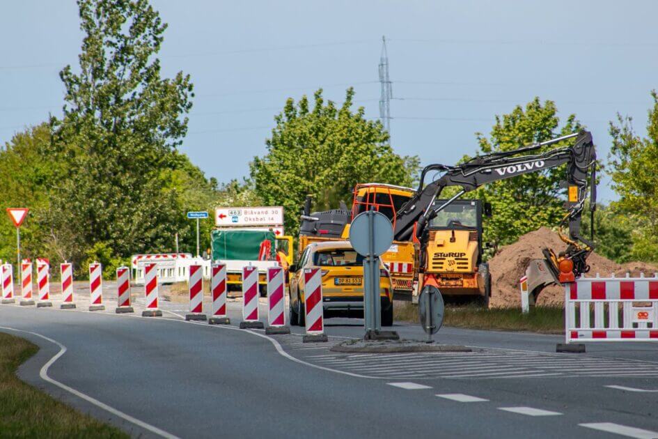 Torsdag eftermiddag var der godt gang i gravearbejdet ved Vestkystvejen. Foto: Johnny Tauman.