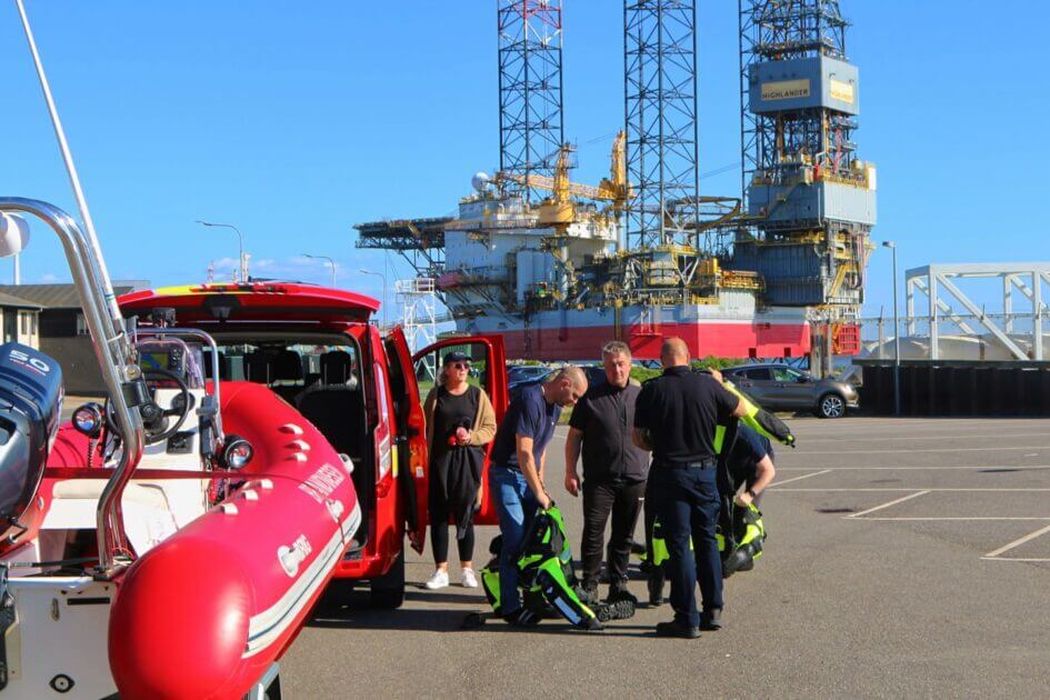 Øvelsen foregik med udsigt til platformen, der for tiden ligger i havnen. Foto: Johnny Tauman.