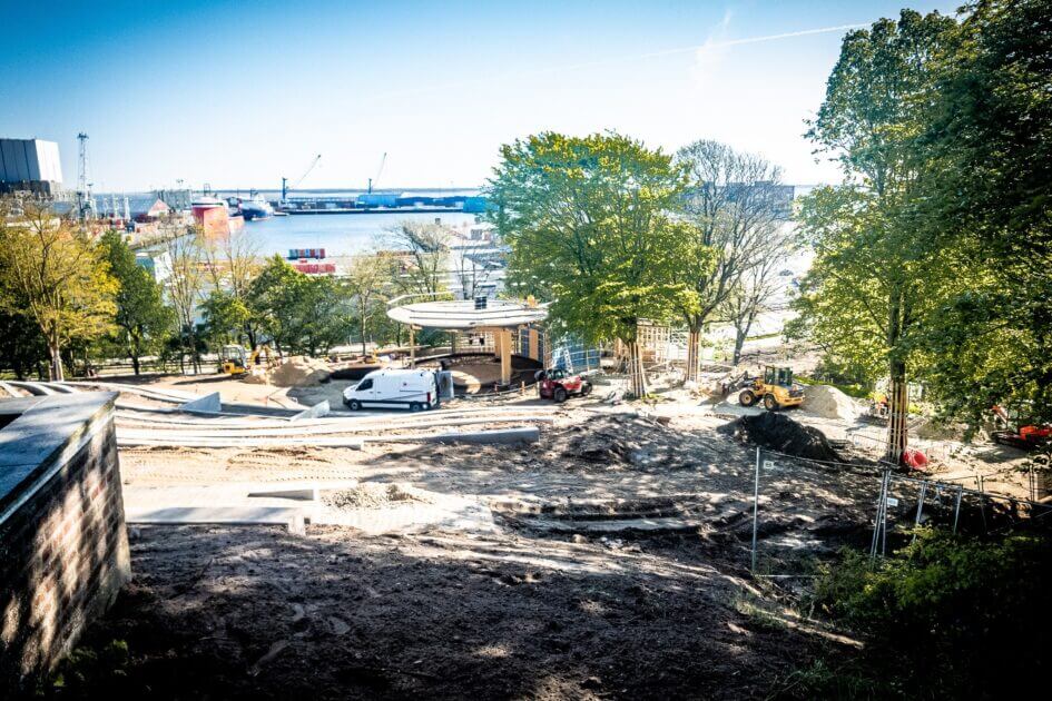 Omdannelsen og fornyelsen af Byparken udføres i etaper. Det er gået stærkt med 'byens bjerg', som står klar til musik til juli. Foto: Fjodor Pedersen.