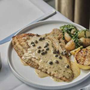 Helstegt rødspætte Grillet citron, nye kartofler og bakskuld-sauce. Foto: Restaurant Plates.