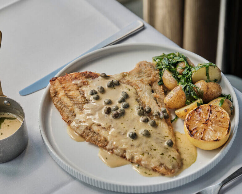 Helstegt rødspætte Grillet citron, nye kartofler og bakskuld-sauce. Foto: Restaurant Plates.