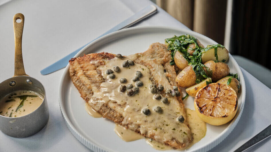 Helstegt rødspætte Grillet citron, nye kartofler og bakskuld-sauce. Foto: Restaurant Plates.