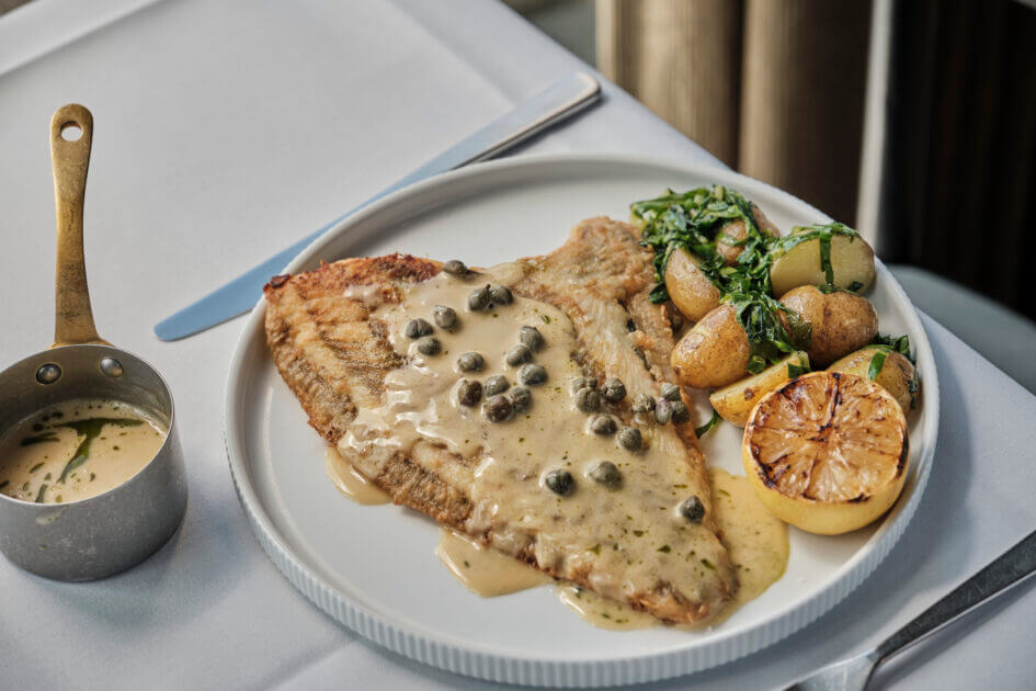Helstegt rødspætte Grillet citron, nye kartofler og bakskuld-sauce. Foto: Restaurant Plates.