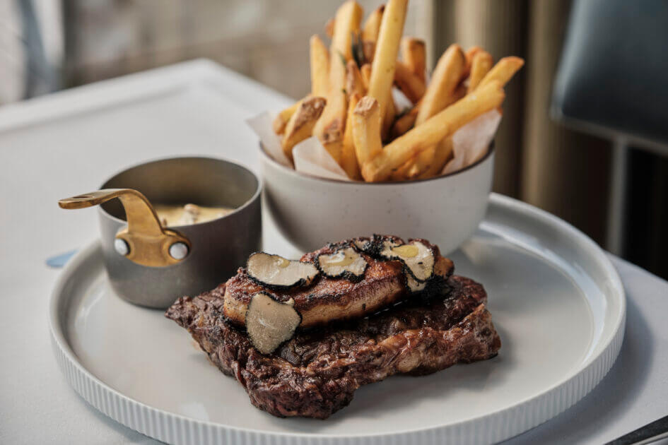 250g Ribeye Pommes frites, syrlig salat og morkel-bearnaise. Foto: Restaurant Plates.