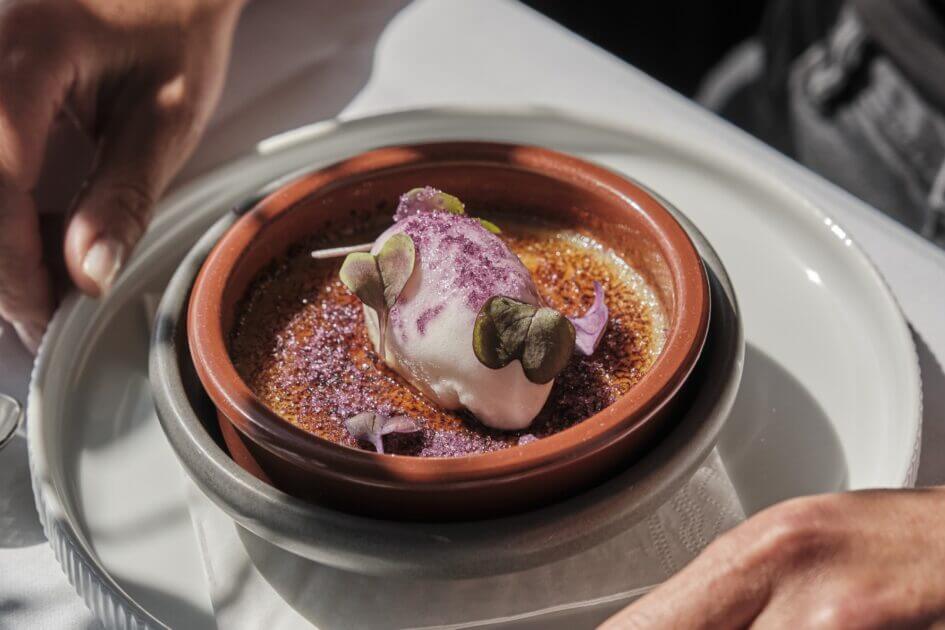 Gæster på Plates kan fremover sætte tænderne i en menu bestående af tre retter – en forret, hovedret og dessert – eller gå på opdagelse i à la carte-kortet, som rummer fire forretter, fire hovedretter, to desserter og en osteservering bestående af smørstegt rugbrød, Hvide Dame fra Arla Unika og figenchutney. Foto: Restaurant Plates.