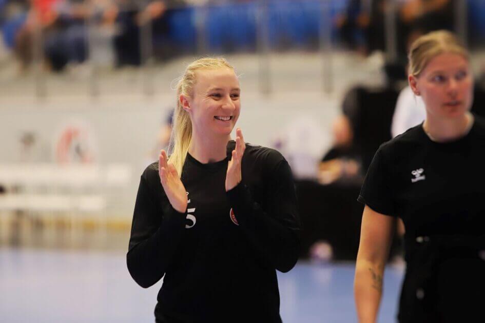Henny Reistad havde trods rygsmerter overskud til at hilse på publikum. Foto: Johnny Tauman.
