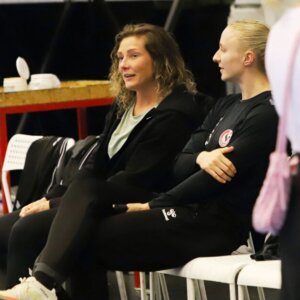 Henny Reistad og Rikke Iversen så kampen fra tilskuerpladserne. Foto: Johnny Tauman.