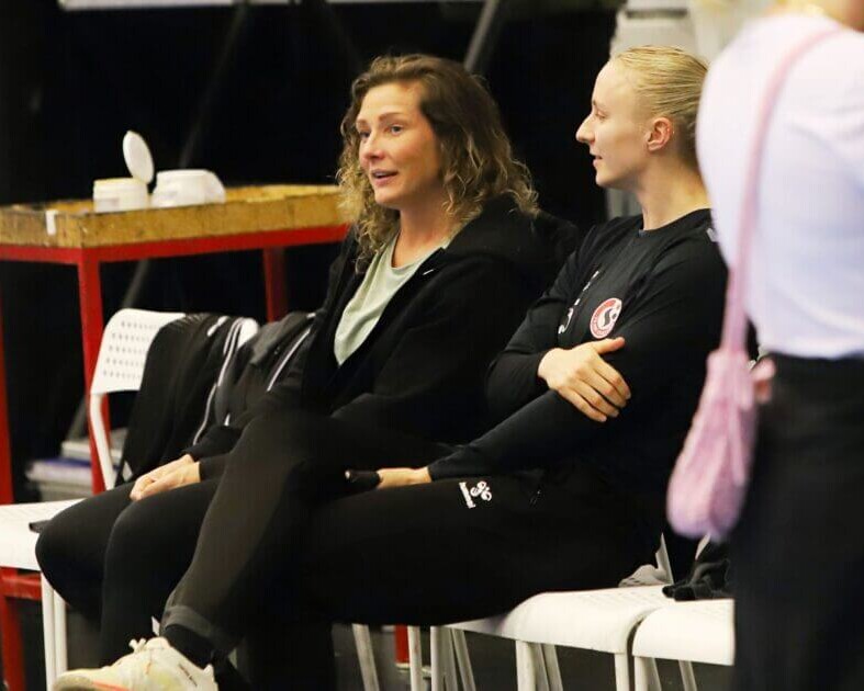 Henny Reistad og Rikke Iversen så kampen fra tilskuerpladserne. Foto: Johnny Tauman.