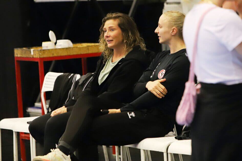 Henny Reistad og Rikke Iversen så kampen fra tilskuerpladserne. Foto: Johnny Tauman.