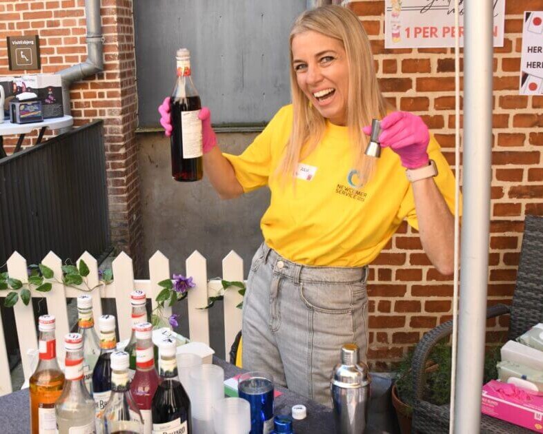 Julie byder gæsterne på mocktails, der er cocktails uden alkohol i. Foto: Peter Langwithz Smith.
