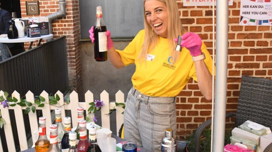 Julie byder gæsterne på mocktails, der er cocktails uden alkohol i. Foto: Peter Langwithz Smith.