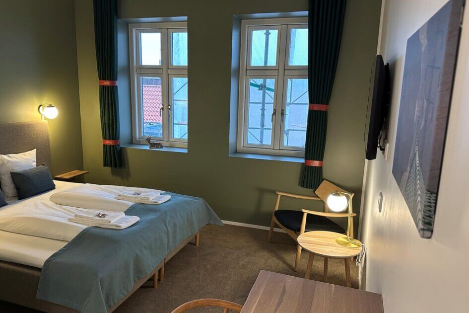 Skandinavisk design og varme toner præger indretningen i hotellets udvidede værelsesfløj. Pressefoto.