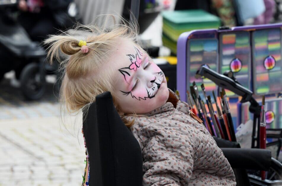 Muligheden for at blive malet i ansigtet var et trækplaster lørdag. Foto: Peter Langwithz Smith.