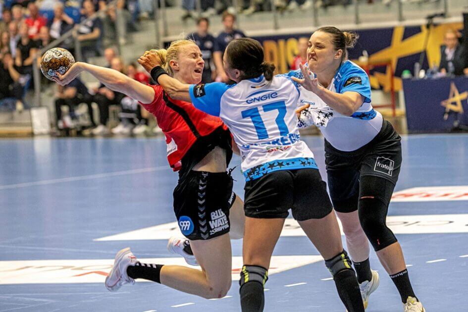 Hård tackling på Reistad. Arkivfoto: Johnny Tauman.