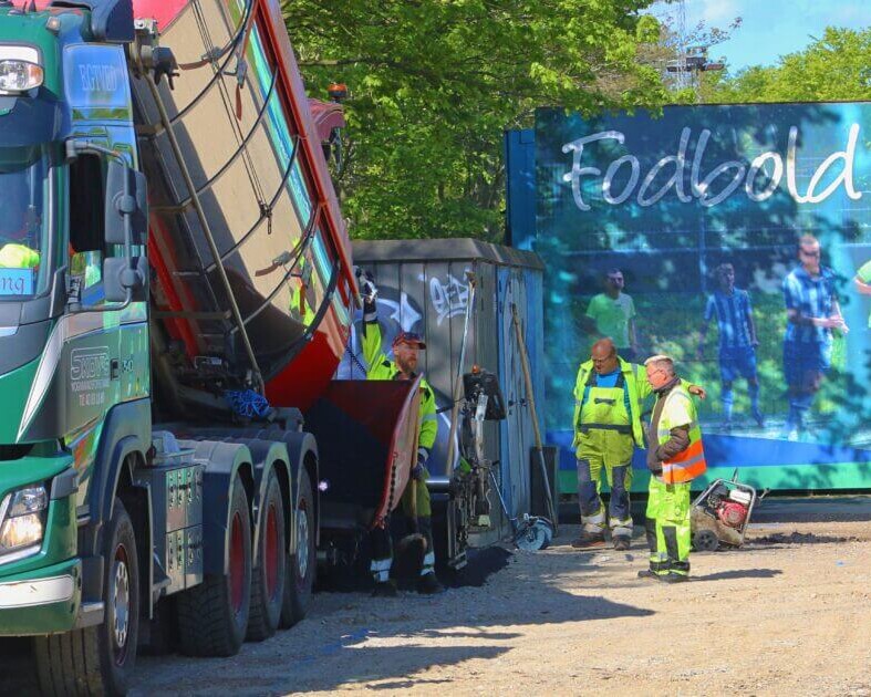 Asfalten kommer fra fabrik i Kolding. 7-8 læs ankommer i løbet af dagen, regner man med. Foto: Johnny Tauman.
