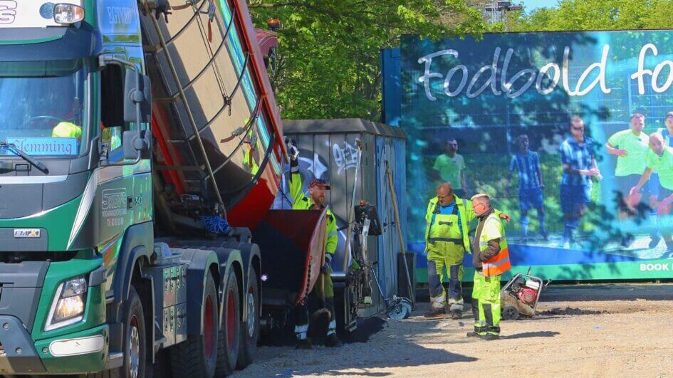 Asfalten kommer fra fabrik i Kolding. 7-8 læs ankommer i løbet af dagen, regner man med. Foto: Johnny Tauman.