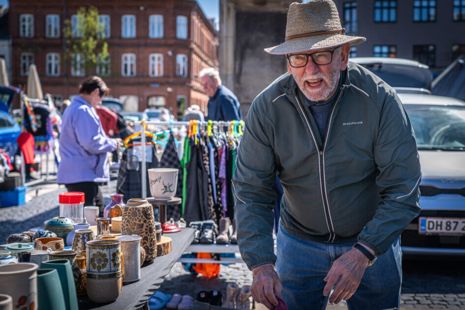 Bjørn Siig har specialiseret sig i keramik og har både lokale stamkunder og nysgerrige turister ved sin bod. Foto: Fjodor Pedersen.