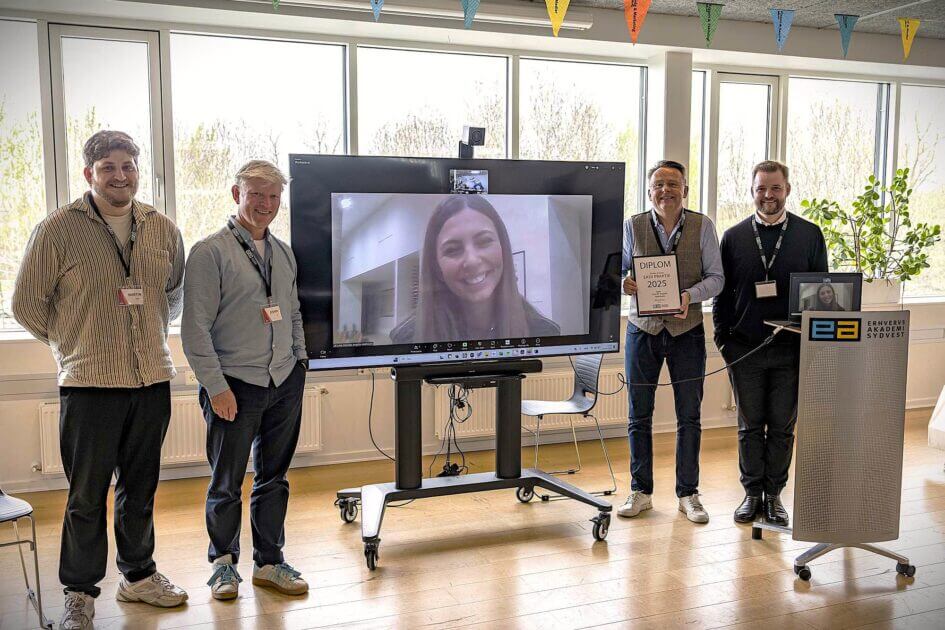Billede fra den lokale praktikkonkurrence i Esbjerg, hvor Luna vandt finalebilletten og en iPad Air. Dommerne var Martin Hamann (sidste års lokale vinder og indehaver af Hamann Design), Jesper Ottosen (praktik- og karrierekonsulent på EASV) og Kasper Thorsø Larsen (dimittend fra EASV og HR Business Partner hos Rig & GSF, Semco Maritime). Rektor Henrik Larsen modtog diplomet på Lunas vegne. Pressefoto.