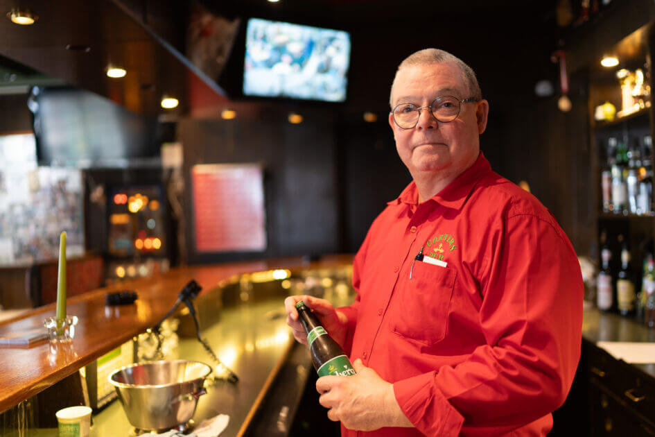 Per Lund Jensen er den eneste, der er ansat på fuld tid i baren. Foto: Fjodor Pedersen.