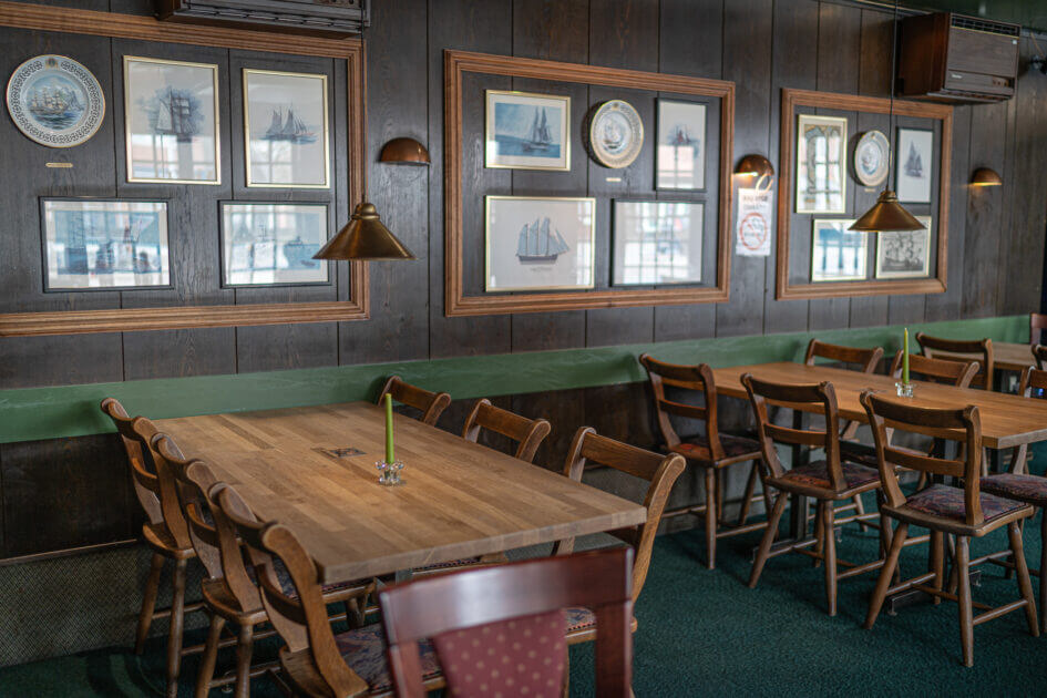 Inde i det store rum - restauranten, om man vil - må der ikke ryges. Foto: Fjodor Pedersen.