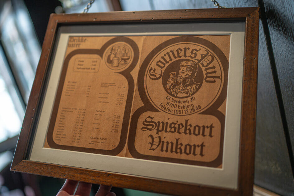 Menukort fra dengang 1/1 flaske vin kostede 28 kroner og en wienerschnitzel med pommes sautées 8! Foto: Fjodor Pedersen. 
