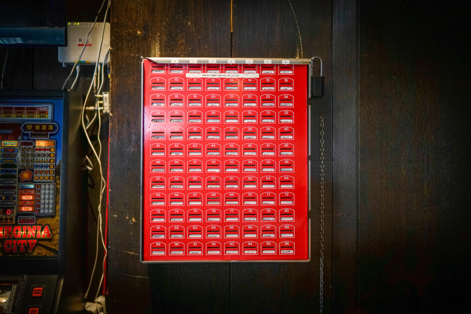 På ethvert rigtigt værtshus med respekt for sig selv hænger der en spareboks, hvor medlemmer typisk skal indbetale hver uge. Op til jul udbetales det hele så i forbindelse med en fest. Eller sådan var det i hvert fald indtil nye regler om hvidvask ødelagde det ... Foto: Fjodor Pedersen.