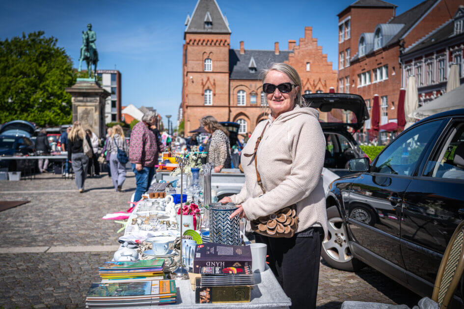 Ellen Margrethe Gregersen har været med i mange år – både som formand og som aktiv kræmmer med sans for porcelæn og brugte bøger - og alt muligt andet. Foto: Fjodor Pedersen.