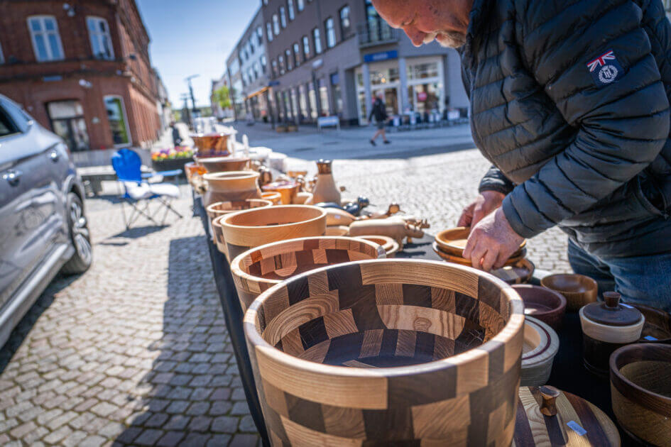 Bjarne Jakobsen drejer selv sine træskåle, fugle og figurer hjemme i sit værkstedet. Han har været i gang med det i cirka fem år. Foto: Fjodor Pedersen.