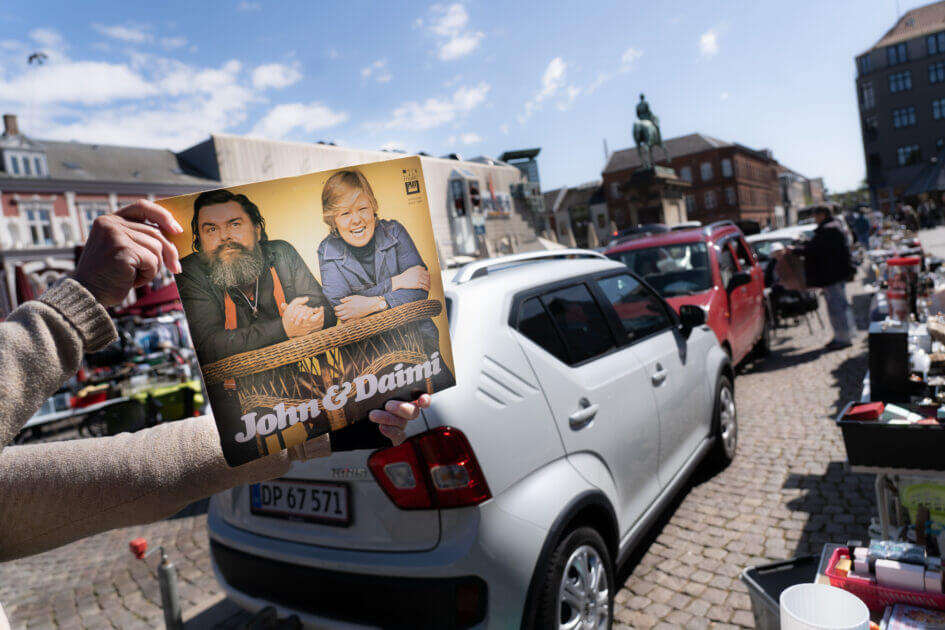 Alt kan dukke op på markedet – her er det en plade med John & Daimi, som netop er blevet fundet i en rodekasse. Daimi blev landskendt, da hun optrådte i Centralmagasinet, nu Midt-I, i 1961. Foto: Fjodor Pedersen.
