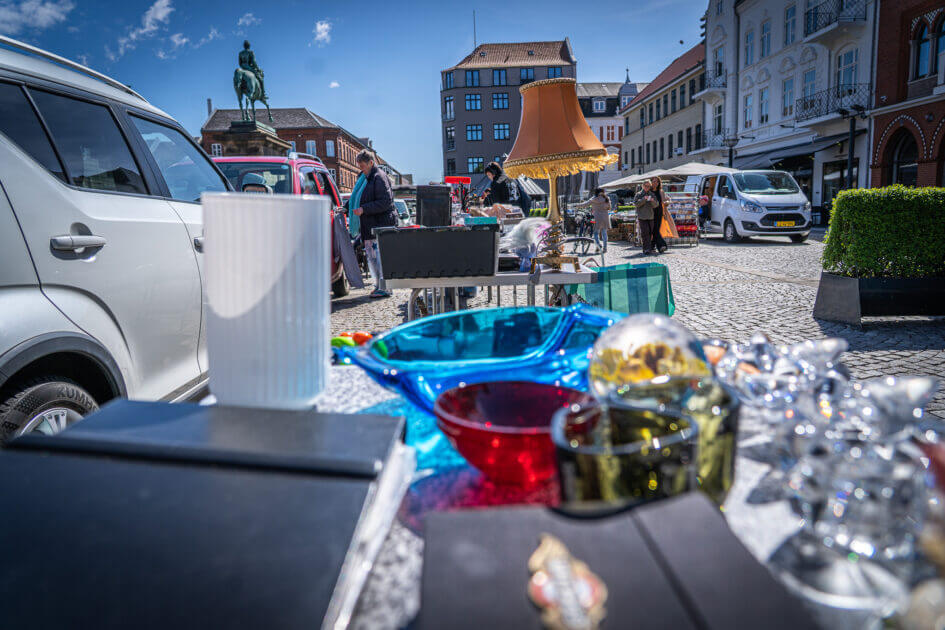 Mange af varerne på markedet har haft et langt liv i private hjem – nu får de chancen for at starte på ny hos en ny ejer. Foto: Fjodor Pedersen.