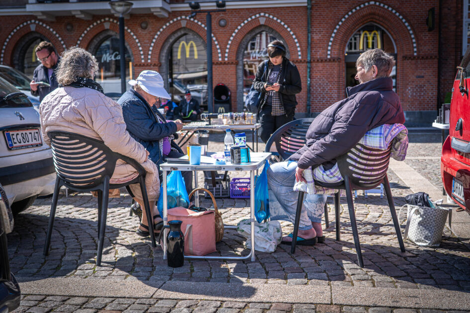 En mandag på kræmmermarkedet handler ikke kun om handel, men også om snakken over bordene, grin i solen og det hyggelige møde mellem folk. Foto: Fjodor Pedersen.