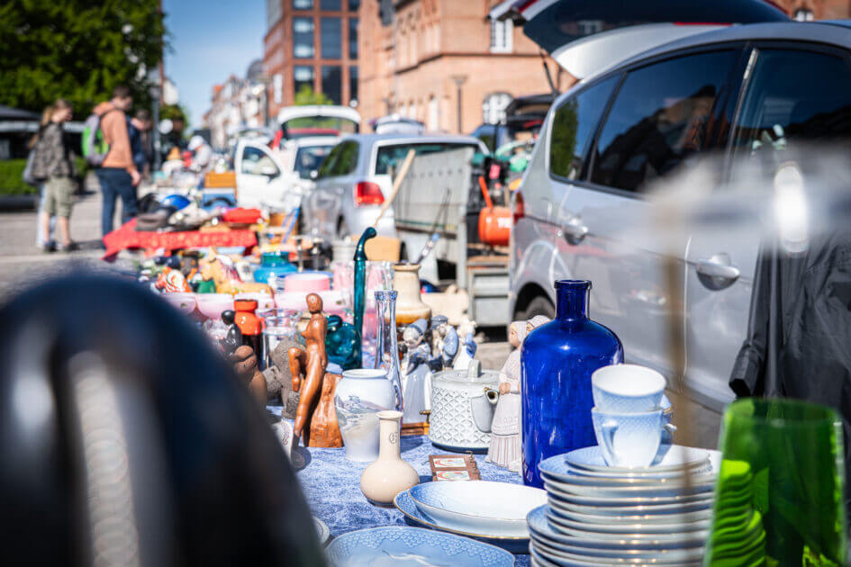 Uanset om man kommer for at sælge, købe eller bare kigge, er kræmmermarkedet på Torvet blevet en fast del af mange esbjergenseres mandagsrytme. Foto: Fjodor Pedersen.